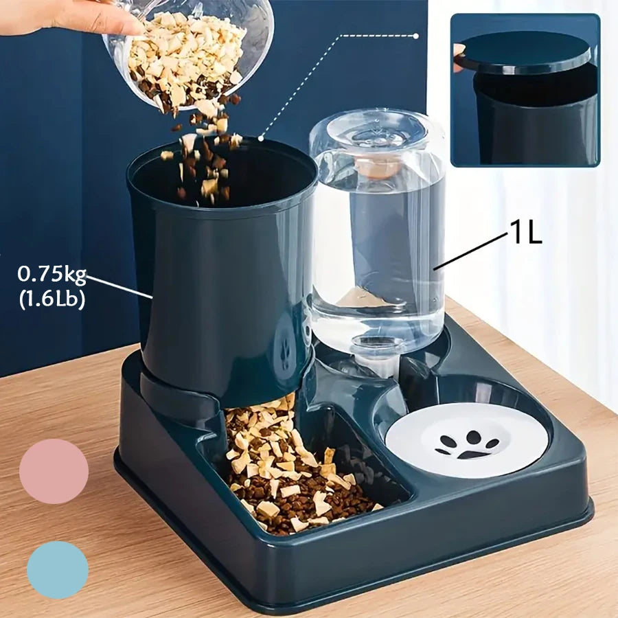 Hộp đồ ăn và nước cho thú cưng màu xanh đen, chứa 0.75kg thức ăn và 1L nước trên bàn gỗ.