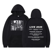 Áo hoodie đen có hình ảnh và chữ trắng ở mặt trước và lịch diễn "LIVE 2025" ở mặt sau.