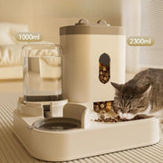 Máy cho thú cưng màu kem chứa nước 1000ml và thức ăn 2300ml, mèo đang ăn.