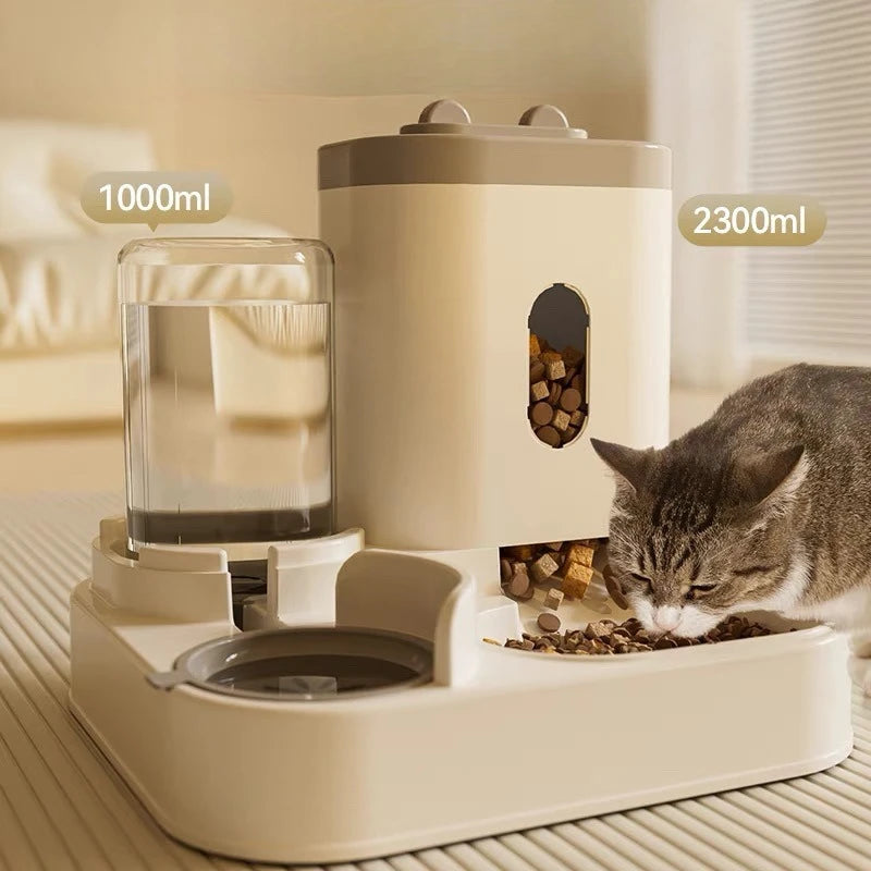 Máy cho thú cưng màu kem chứa nước 1000ml và thức ăn 2300ml, mèo đang ăn.