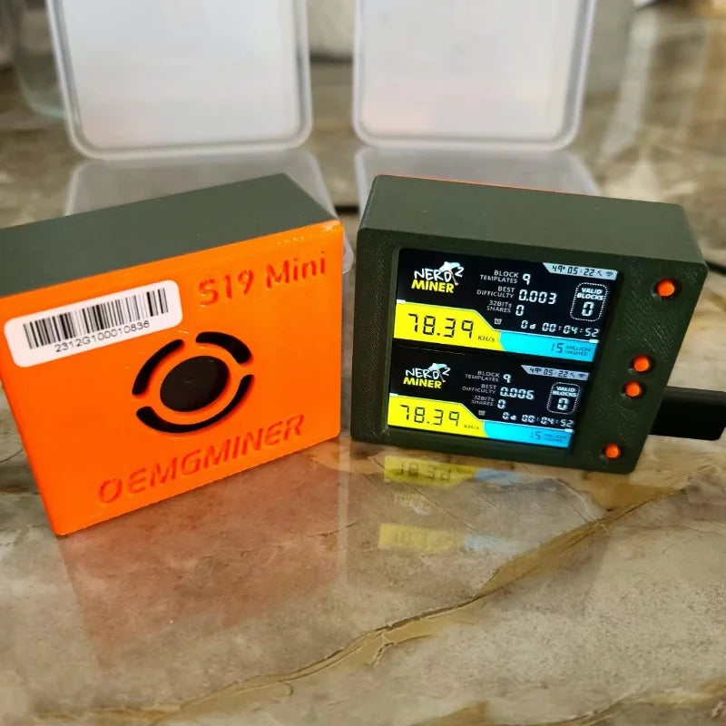Hộp màu cam với nhãn "S19 Mini OEMGMINER" bên cạnh thiết bị hiển thị số liệu màu đen.