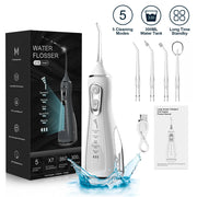 Máy tăm nước trắng, 5 đầu phun thay thế, hộp đựng đen, nước xanh bắn tung tóe bên dưới.