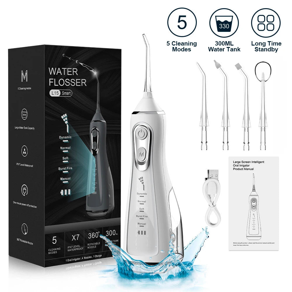 Máy tăm nước trắng, 5 đầu phun thay thế, hộp đựng đen, nước xanh bắn tung tóe bên dưới.