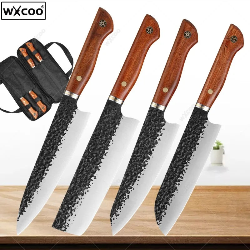 Bốn con dao nhà bếp lưỡi đen, cán gỗ nâu, kèm túi đựng dao màu đen trên nền trắng.