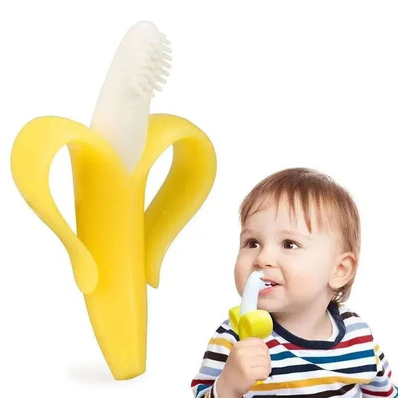 Em bé cầm bàn chải hình quả chuối màu vàng và trắng, mặc áo kẻ sọc nhiều màu.