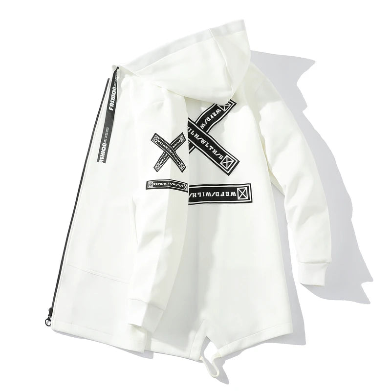 Áo hoodie trắng có mũ, dây kéo đen, họa tiết chữ đen trên tay và lưng.