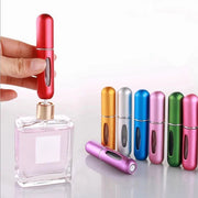 Bộ ống xịt nước hoa mini màu sắc rực rỡ, nền trắng, có một tay cầm ống đỏ.