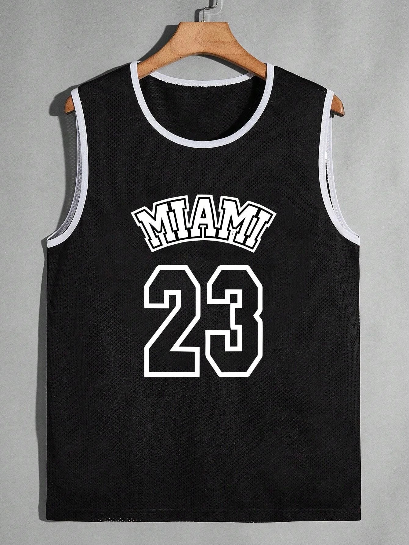 Áo ba lỗ đen, viền trắng, chữ "MIAMI" và số "23" màu trắng ở mặt trước.