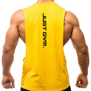 Người đàn ông mặc áo tank top màu vàng có dòng chữ "JUST GYM" in đen dọc theo lưng.