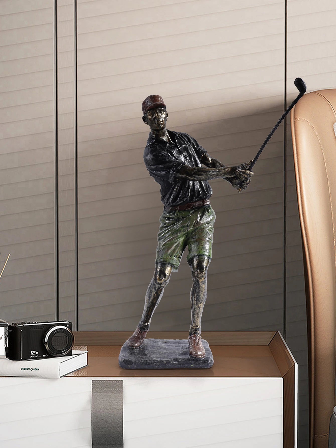 Beautiful Resin Golfer Swinging Club Statue For Room Decoration
