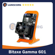 Thiết bị Bitaxe Gamma 601 trên giá đỡ cam, có quạt tản nhiệt lớn và bảng mạch.