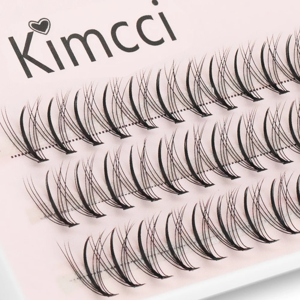 Hộp mi giả màu đen xếp thành hàng trên nền hồng nhạt với chữ "Kimcci" ở góc trên.