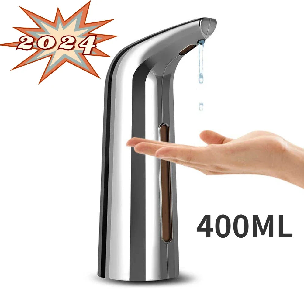 Máy xịt xà phòng tự động màu bạc, dung tích 400ml, có giọt xà phòng nhỏ giọt xuống tay.