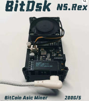 Máy đào Bitcoin nhỏ màu đen với quạt và dây kết nối, chữ "BitDsk N5.Rex" phía trên.
