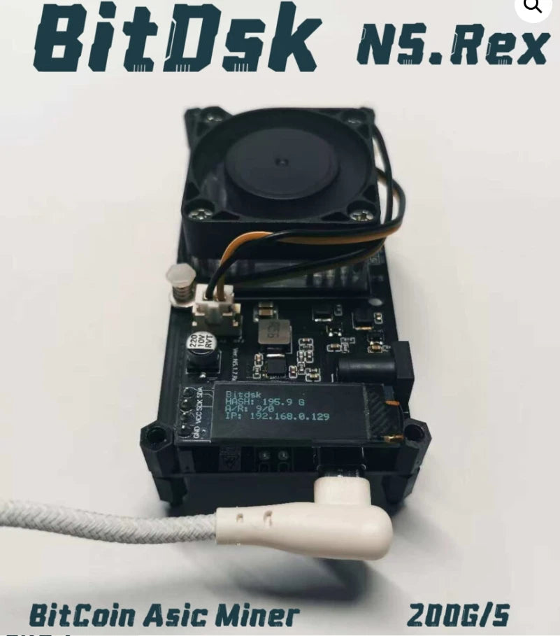 Máy đào Bitcoin nhỏ màu đen với quạt và dây kết nối, chữ "BitDsk N5.Rex" phía trên.