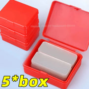 Hộp nhựa đỏ mở nắp, chứa nhiều mảnh nhựa trong, bên cạnh có 4 hộp tương tự chồng lên nhau.