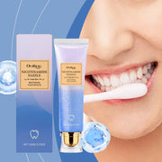 Hộp và tuýp kem đánh răng Oralhoo màu tím, người đang đánh răng, nền xanh.