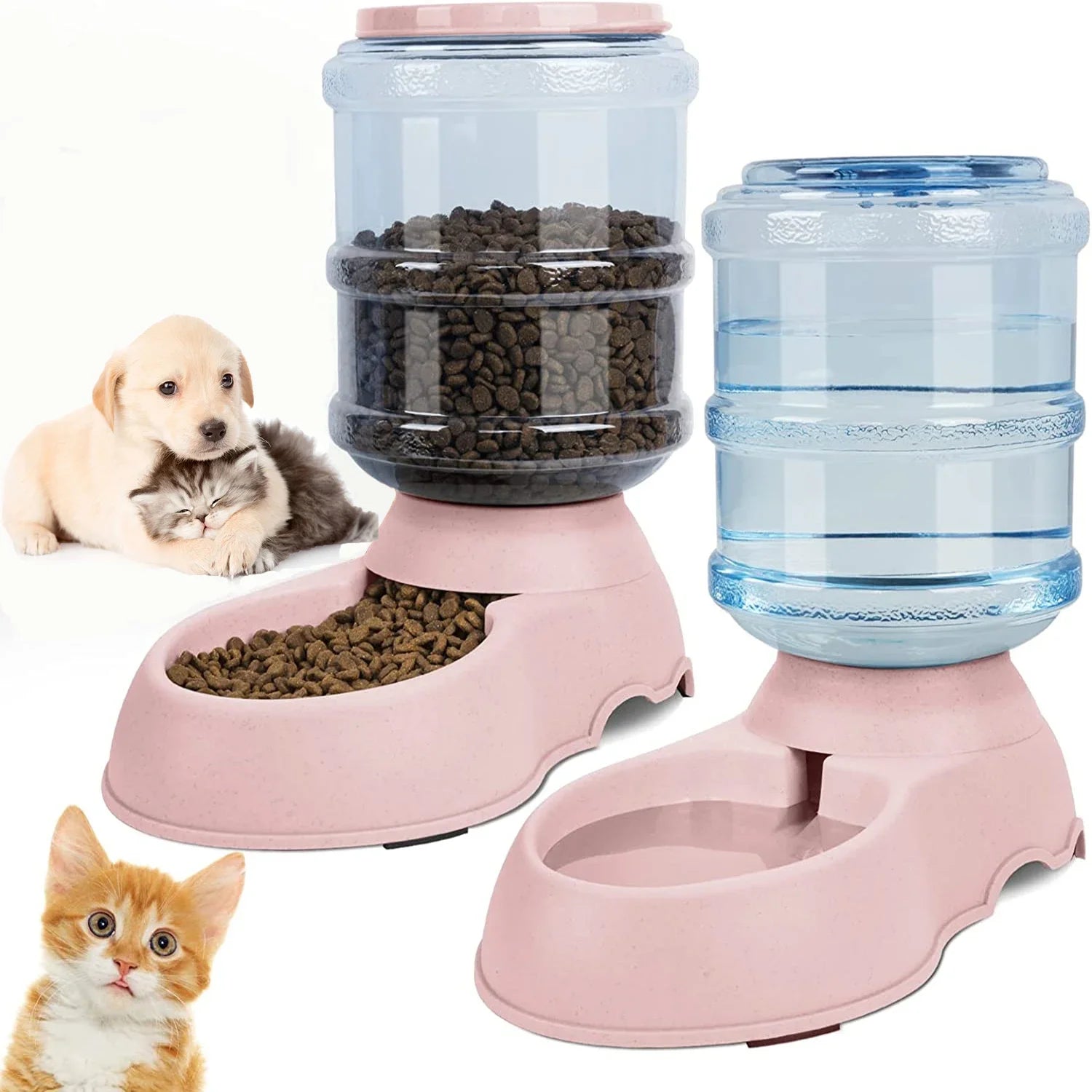 Bộ đôi bình thức ăn và nước tự động màu hồng, chó mèo con ngồi gần đó.