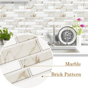 Tường bếp ốp gạch hoa cương màu kem, bồn rửa chén, đĩa trang trí và hoa hồng trong bình.
