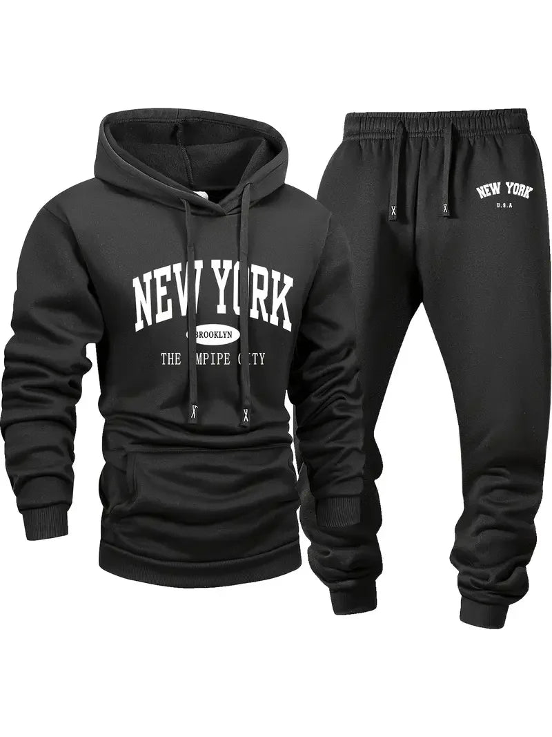 Bộ đồ nỉ đen, áo hoodie và quần jogger, chữ trắng "NEW YORK" nổi bật trên nền đen.