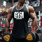 Người đàn ông mặc áo ba lỗ đen với chữ "GYM WARRIORS", cầm tạ 20kg trong phòng tập.