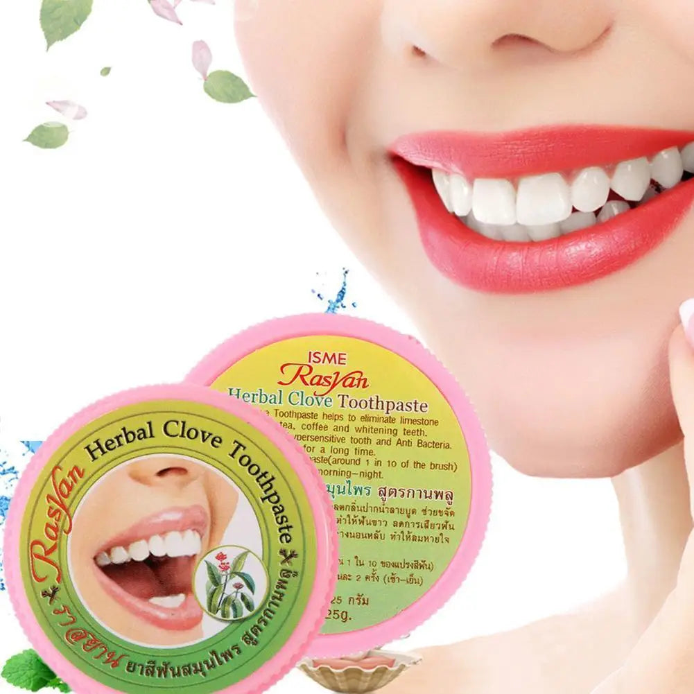 Người cười rạng rỡ với son môi đỏ, sản phẩm kem đánh răng thảo mộc với hộp tròn màu vàng hồng.