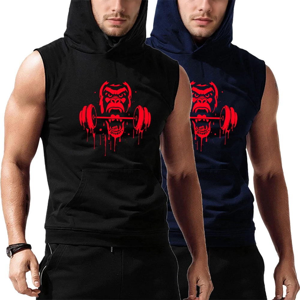 Hai người mặc áo hoodie không tay, in hình khỉ đỏ cắn thanh tạ, áo đen và xanh đen.
