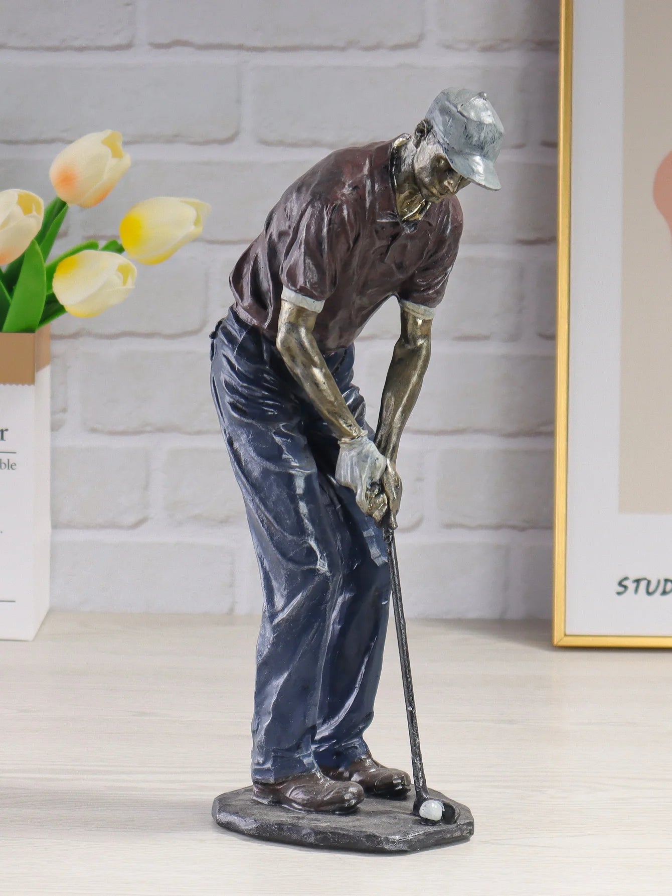 Beautiful Resin Golfer Swinging Club Statue For Room Decoration