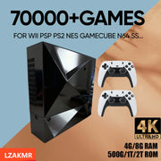 Máy chơi game đen bóng kèm hai tay cầm trắng, chữ "70000+ Games", nền xanh và cam.