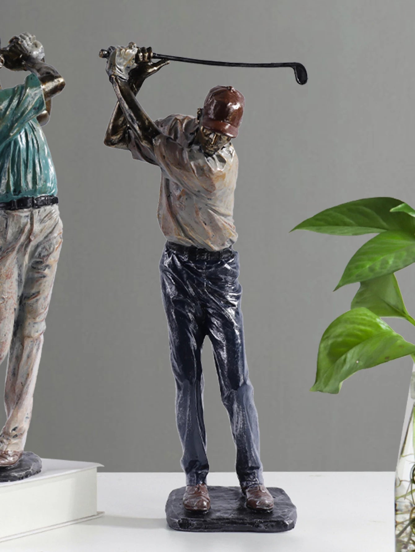 Beautiful Resin Golfer Swinging Club Statue For Room Decoration