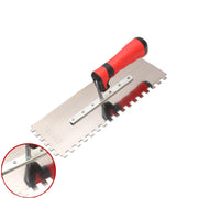 Bàn xoa thép không gỉ có tay cầm đỏ đen, lưỡi răng cưa hình vuông.