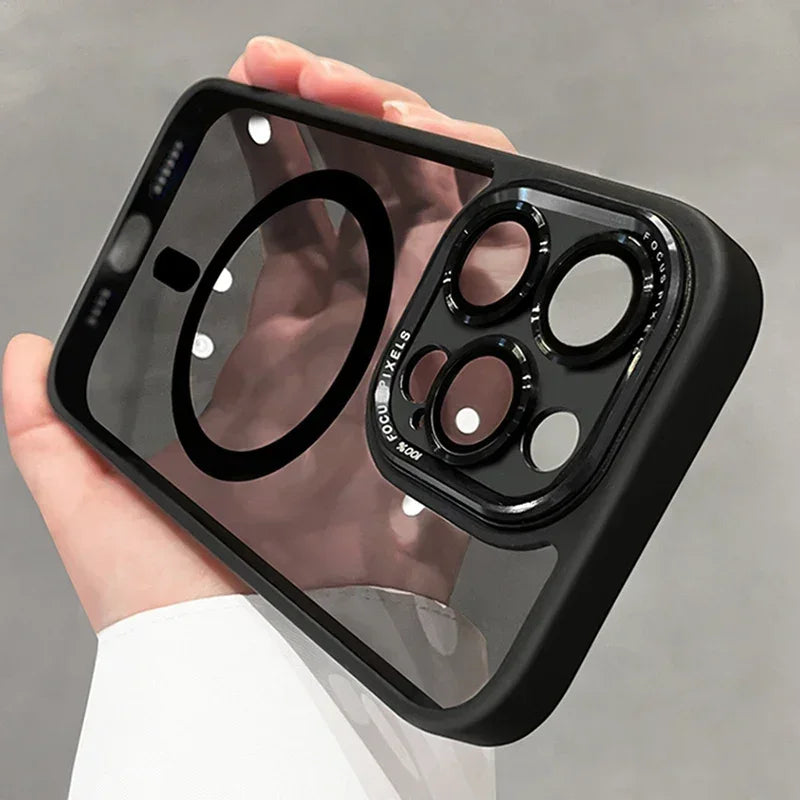 Ốp lưng điện thoại màu đen, mặt sau trong suốt, có lỗ camera lớn, viền góc bo tròn.