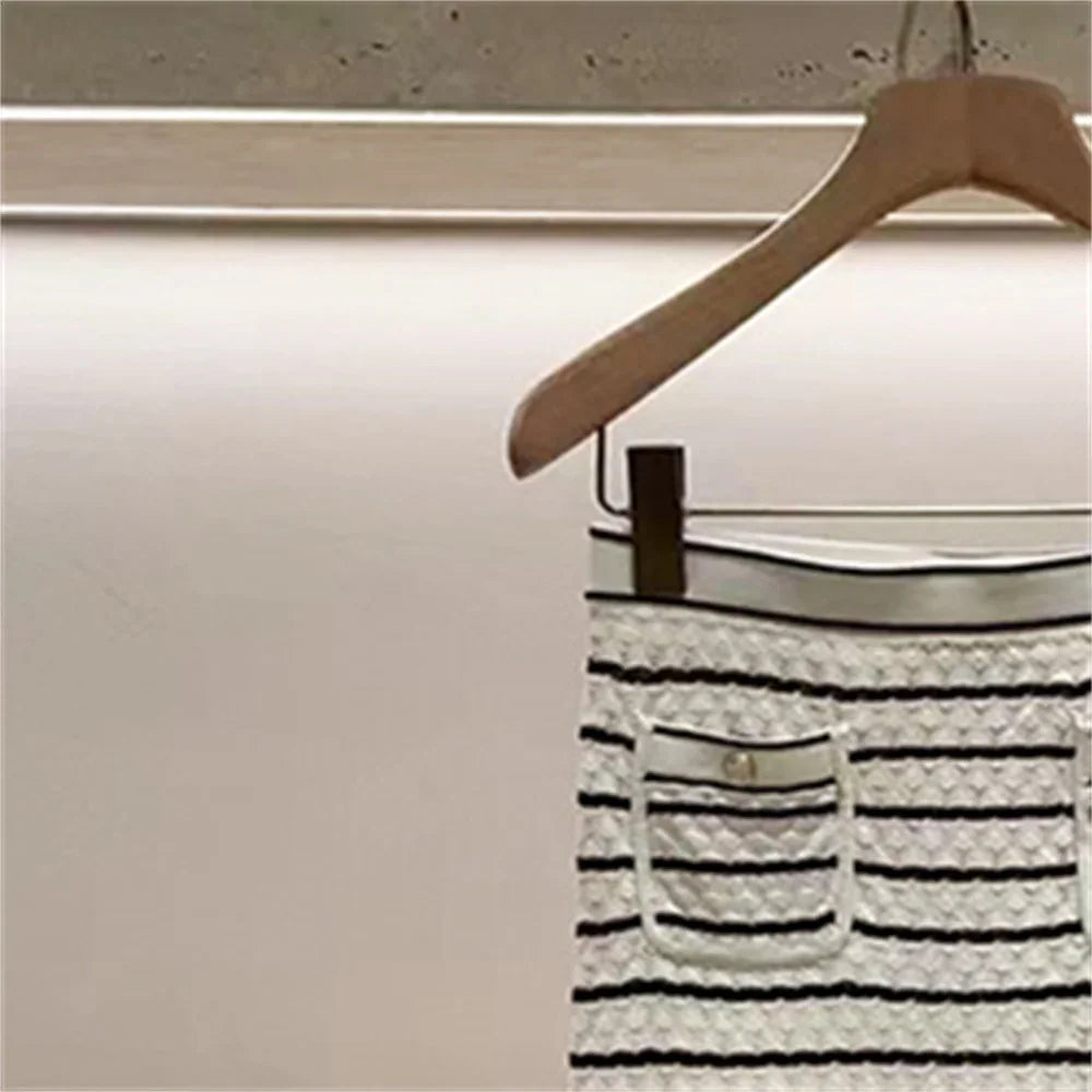 Bộ Suit Nữ Thanh Lịch: Đầm Len & Áo Cardigan Túi