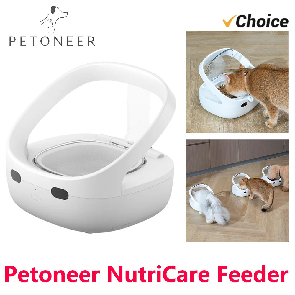 Máy cho ăn tự động Petoneer NutriCare màu trắng, mèo đang ăn từ máy trên sàn gỗ.