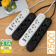Bốn ổ cắm điện màu trắng và đen, có lỗ cắm và cổng USB, trên bàn gỗ gần máy tính xách tay.