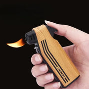 Bật lửa cầm tay với thiết kế vân gỗ, lửa sáng vàng cam, nền đen.