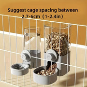 Chai đựng nước và thức ăn cho thú cưng gắn trên lồng trắng, nền màu vàng nhạt.
