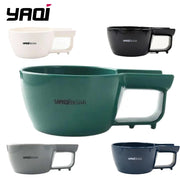 Năm cốc nhựa có quai, mỗi cốc một màu: trắng, đen, xanh lá, xám và xanh dương.