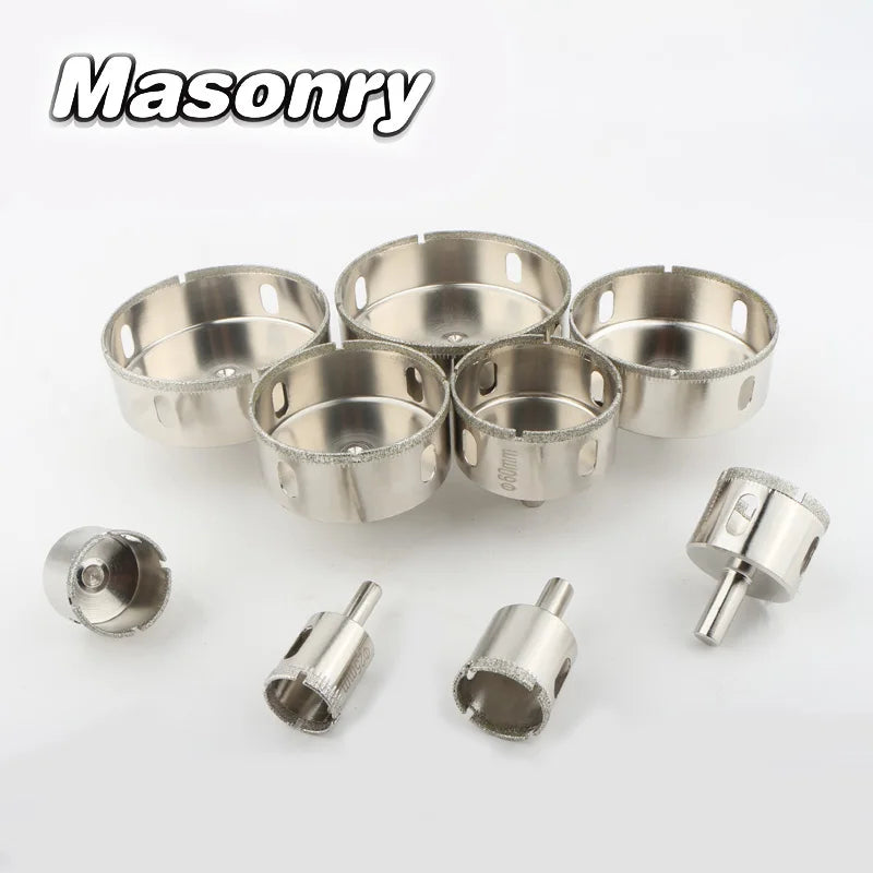 Bộ mũi khoan kim loại có lưỡi răng cưa, màu bạc sáng, nền trắng, chữ "Masonry" phía trên.