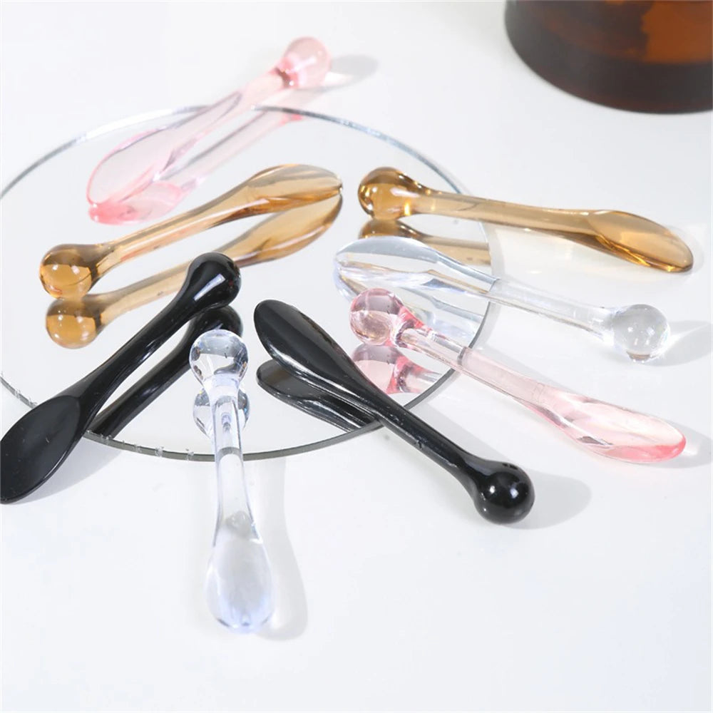 Set of 3 convenient plastic spoons for mixing face cream and applying mask