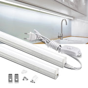 Hai đèn LED trắng dài, công tắc dây, phích cắm, gắn dưới kệ bếp màu trắng sáng.
