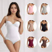 Người mẫu mặc áo liền trắng, bên cạnh là sáu mẫu áo liền khác màu: hồng, xám, nude, đen, đỏ, nâu.