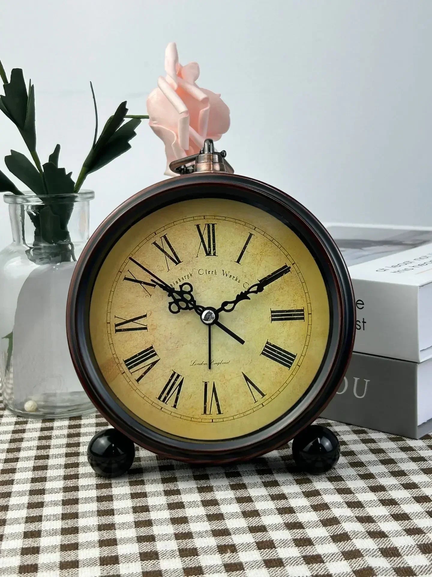 Đồng hồ báo thức treo tường vintage kim loại siêu tĩnh