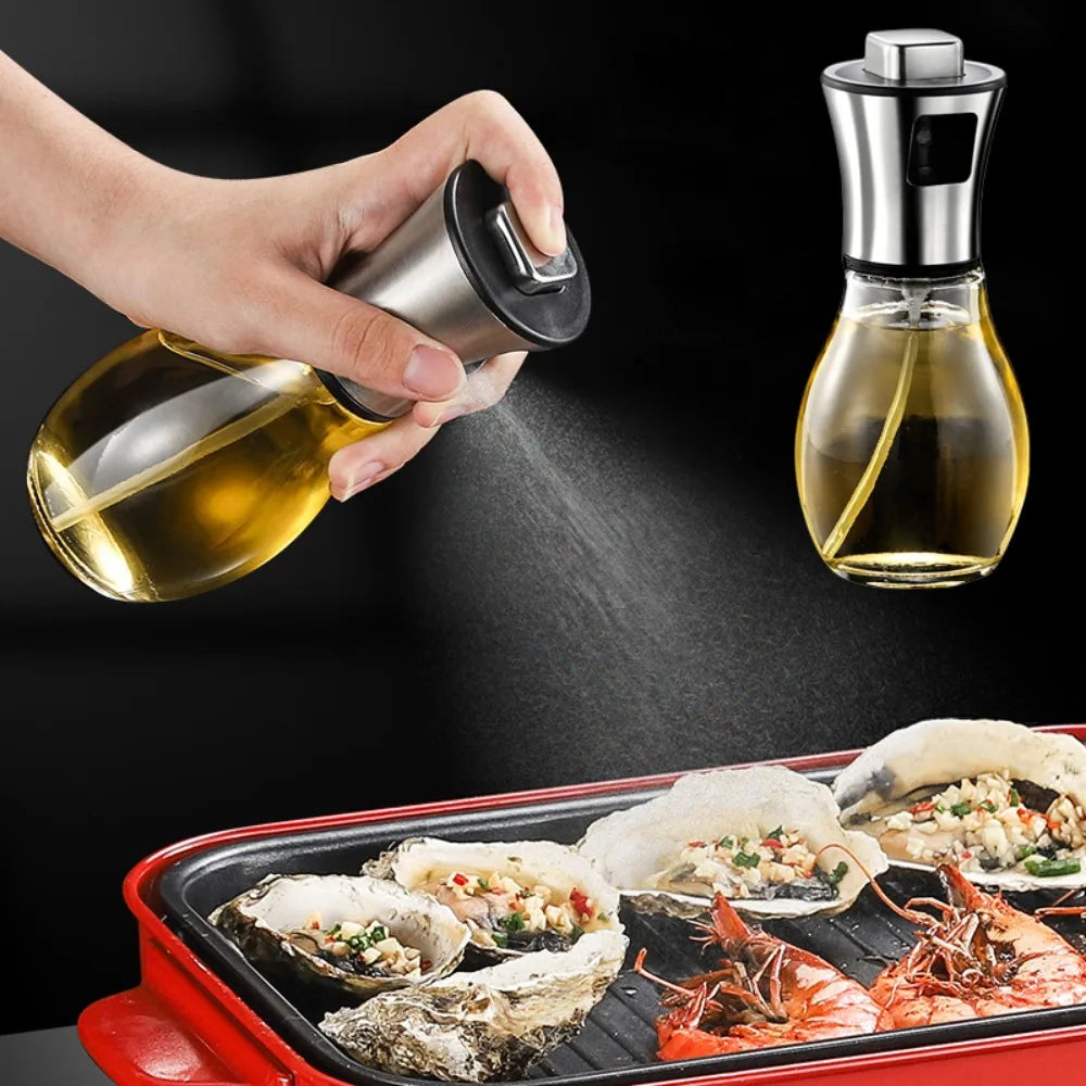 Người cầm bình xịt dầu kim loại, xịt lên hàu và tôm đang nướng trên vỉ đỏ.