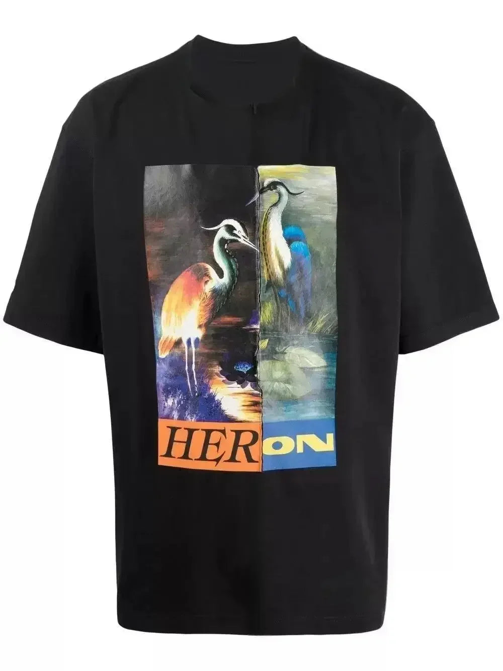 Áo thun đen in hình hai con diệc màu sắc, chữ "HERON" dưới hình.