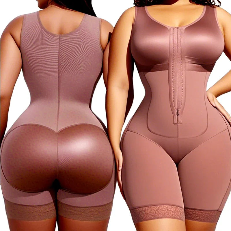 Hai người mẫu mặc bodysuit nâu, có khóa kéo trước, chất liệu co giãn và ren ở ống quần.