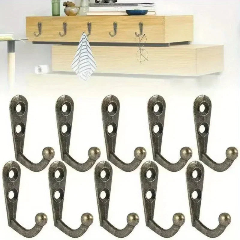 Mười móc treo kim loại màu bạc đặt trên nền trắng, phía trên là kệ gỗ với đồ đặt bên trên.