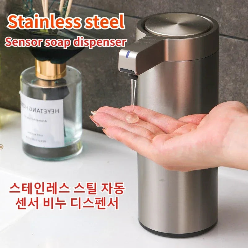 Máy nhả xà phòng cảm biến inox, màu bạc, tay hứng giọt xà phòng ở bồn rửa.