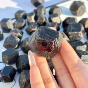 Đá Garnet Tự Nhiên Thô - Trang Trí & Phong Thuỷ