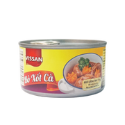 Hộp thịt bò sốt cà Vissan, nhãn vàng đỏ, hình món ăn trên nền trắng.